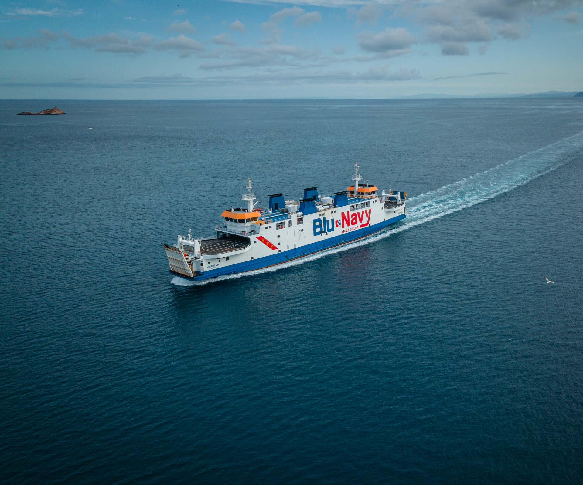 Acciarello traghetto Isola Elba in mezzo al mare
