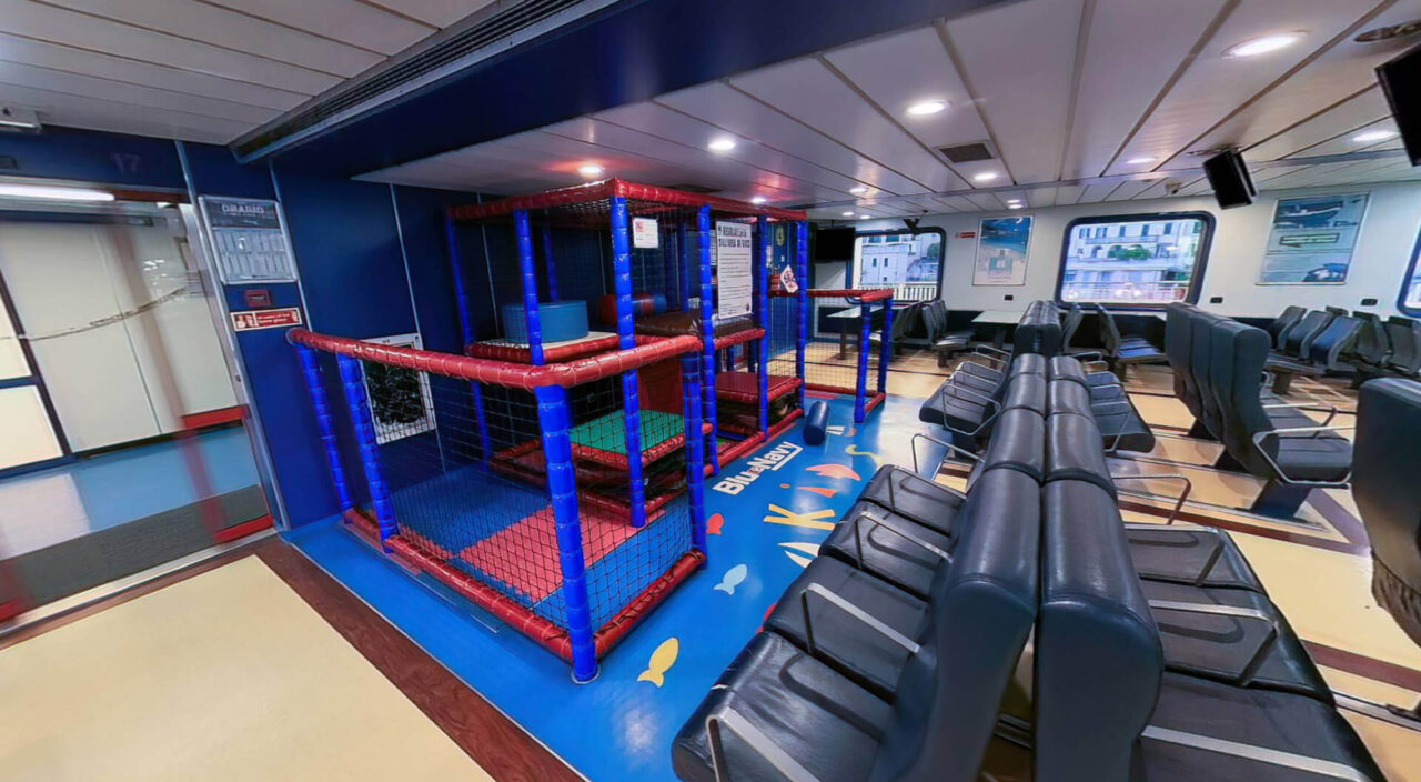 Area bimbi traghetti Blu Navy Piombino isola Elba