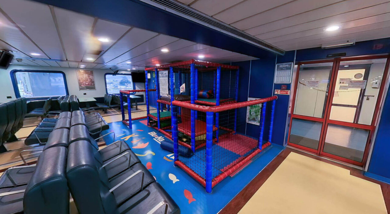 Area giochi per bambini su traghetto per isola Elba