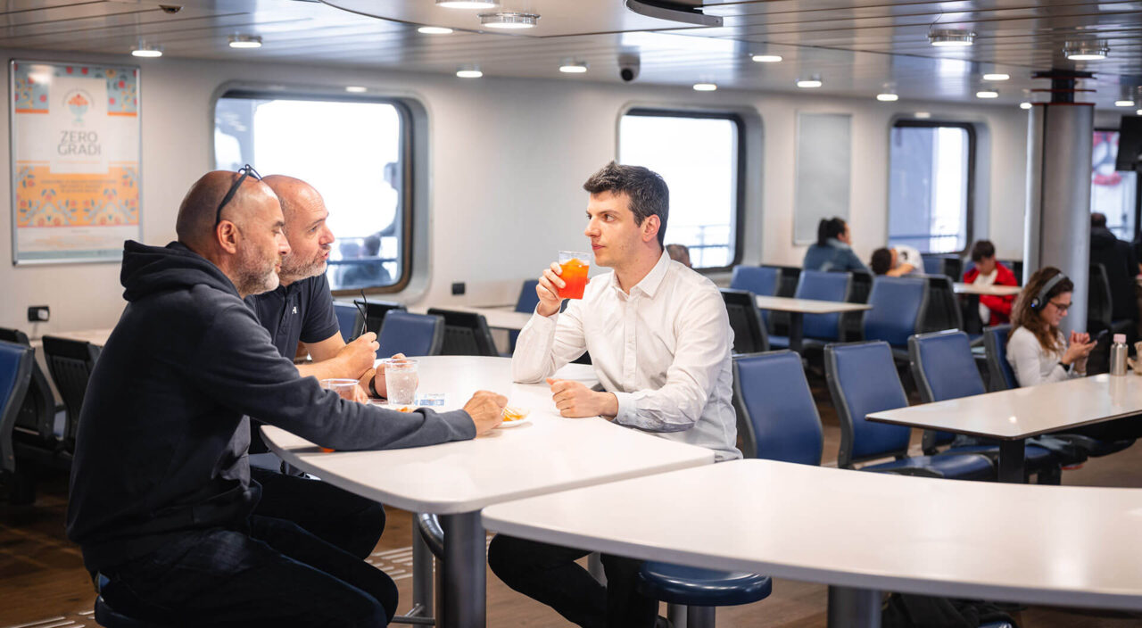 Bar aperitivo a bordo traghetto per Elba area relax