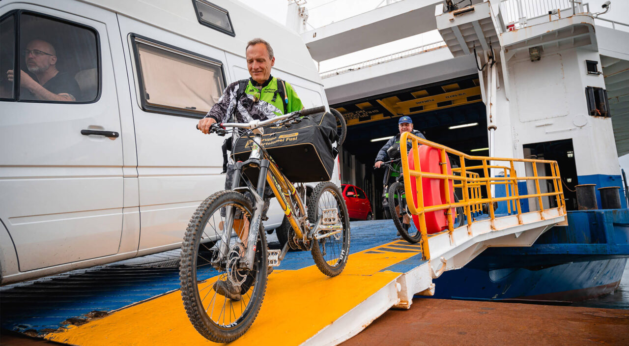 Biciclette discesa su traghetto per Isola Elba