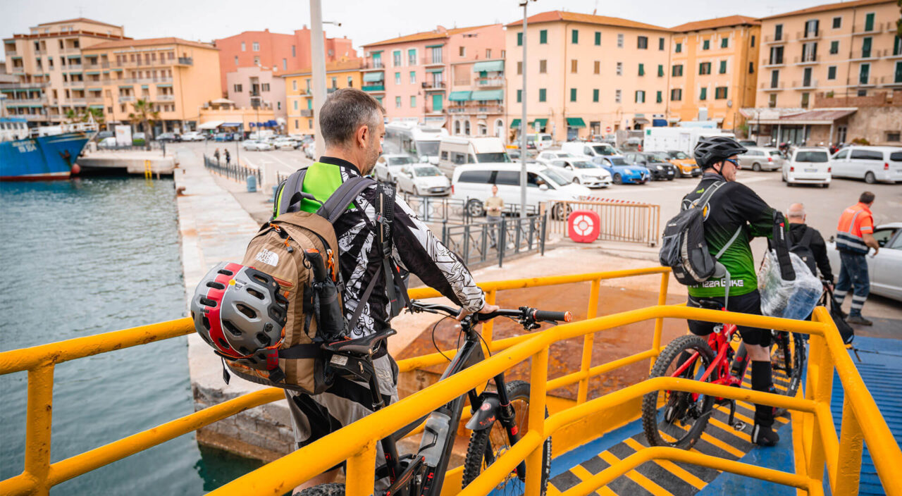 Biciclette sbarco su traghetto Piombino per Elba