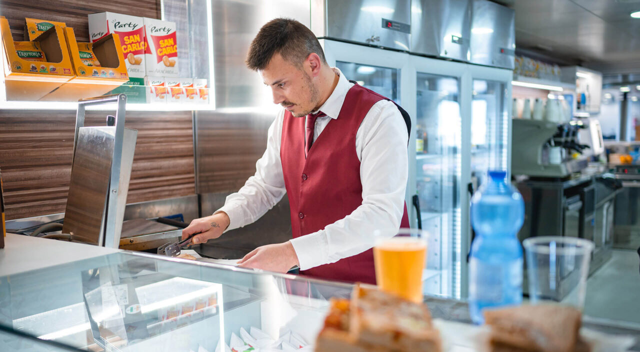 Colazione con spremuta offerta bar Blu Navy Traghetti