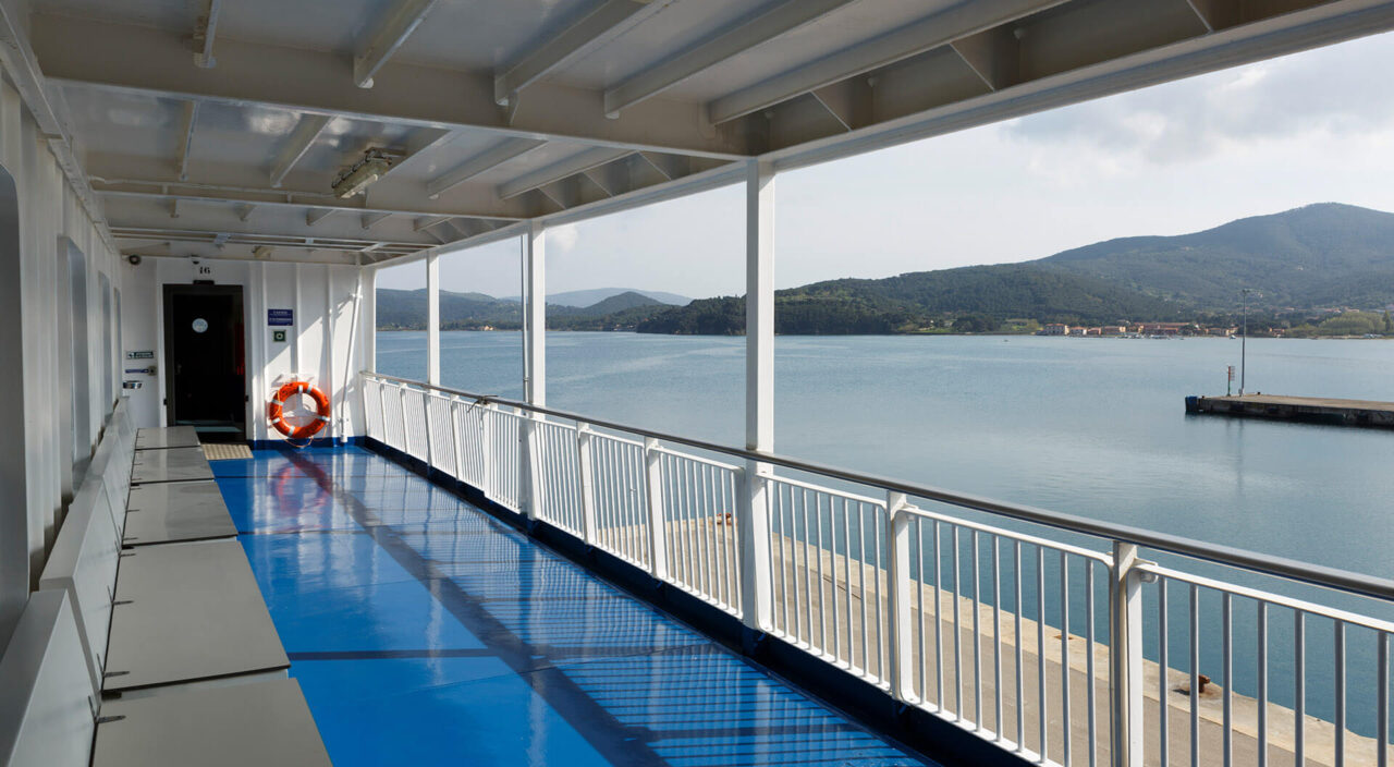 Corridoio laterale spazio aperti traghetto Blu Navy isola Elba