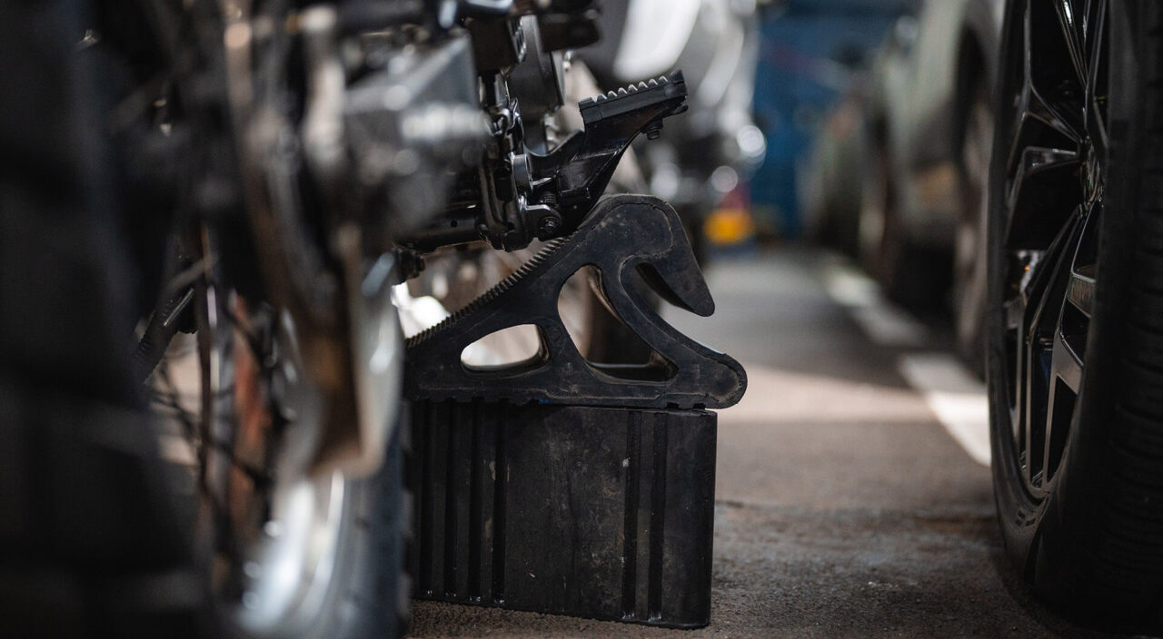 Fissaggio moto anteriore su traghetto Elba