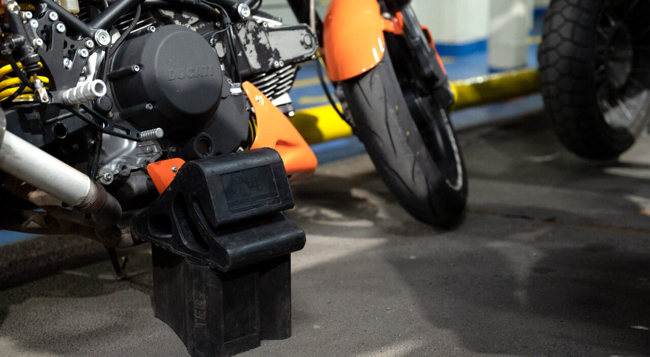Fissaggio moto in garage traghetto Blu Navy