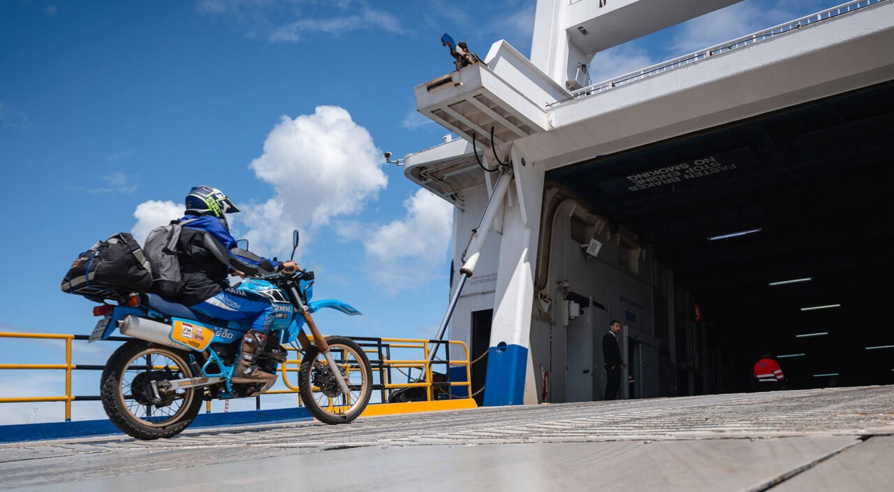 Imbarco moto su traghetto Blu Navy per Isola Elba
