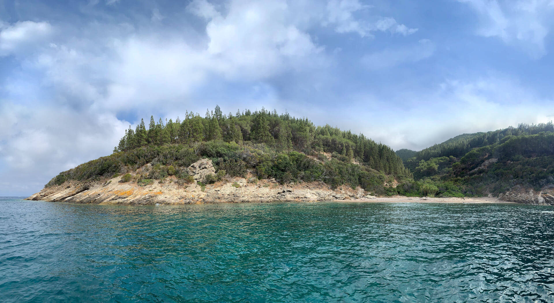 Isola d Elba vista da traghetto Blu Navy