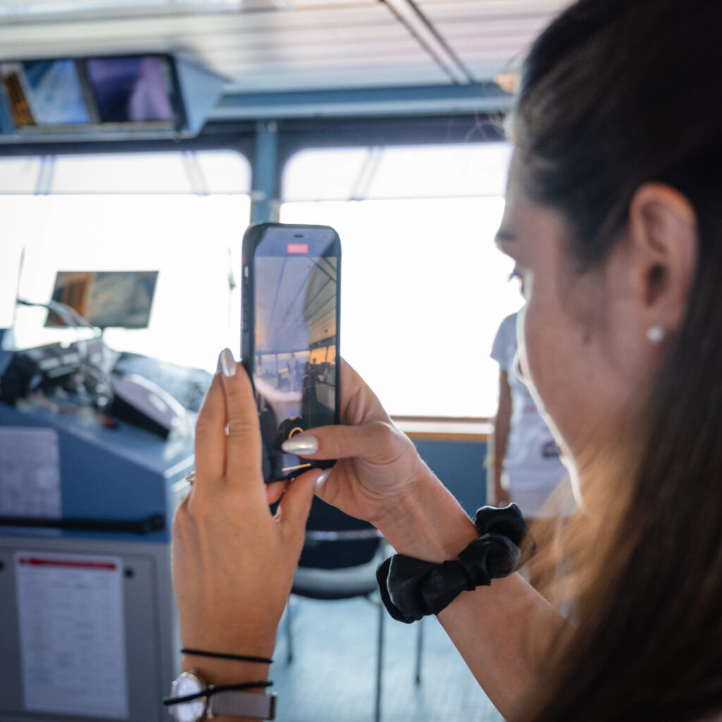 Modella Miss Italia 2023 selfie con Blu Navy Traghetti