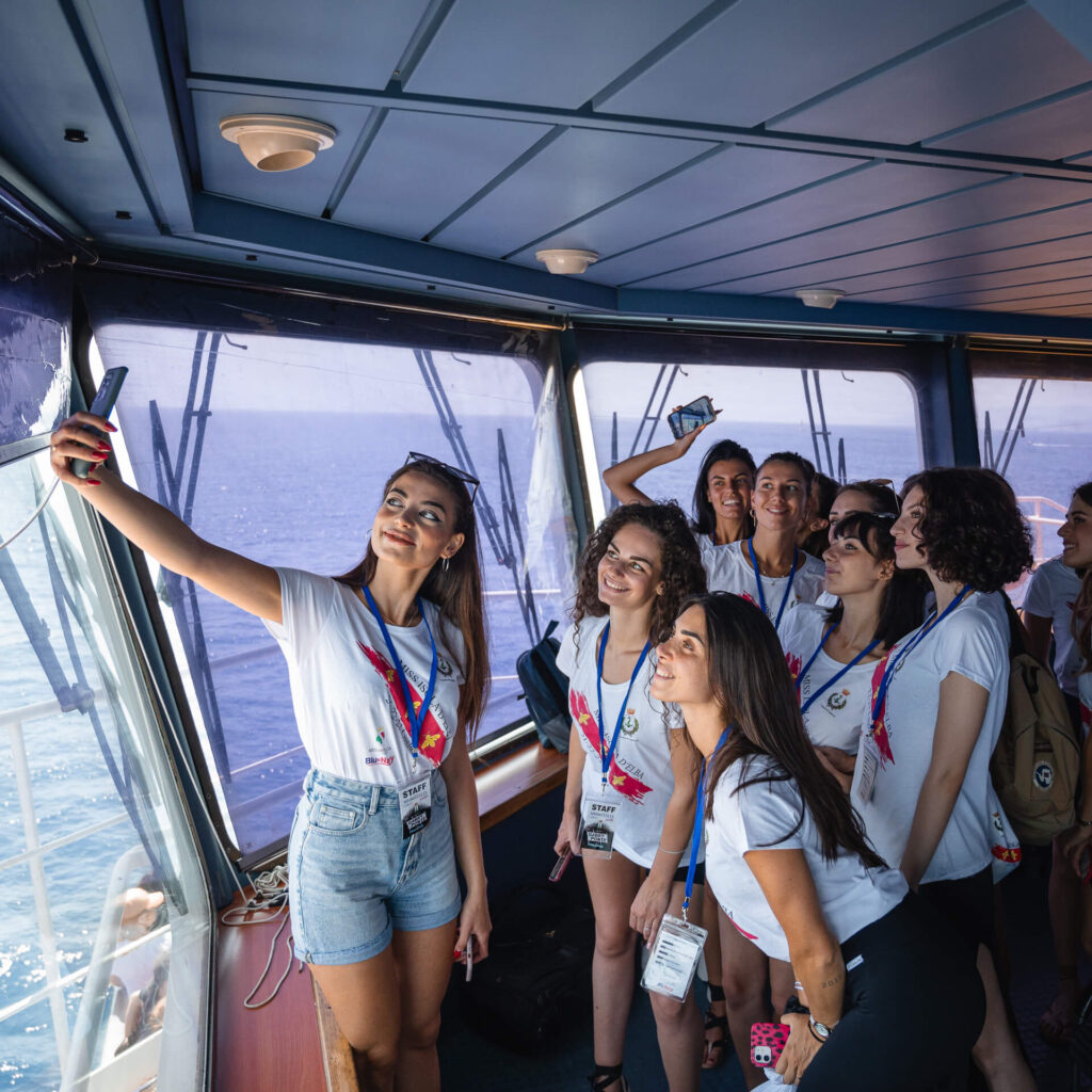 Selfie di gruppo Modelle Miss Italia 2023 Elba con Blu Navy Traghetti