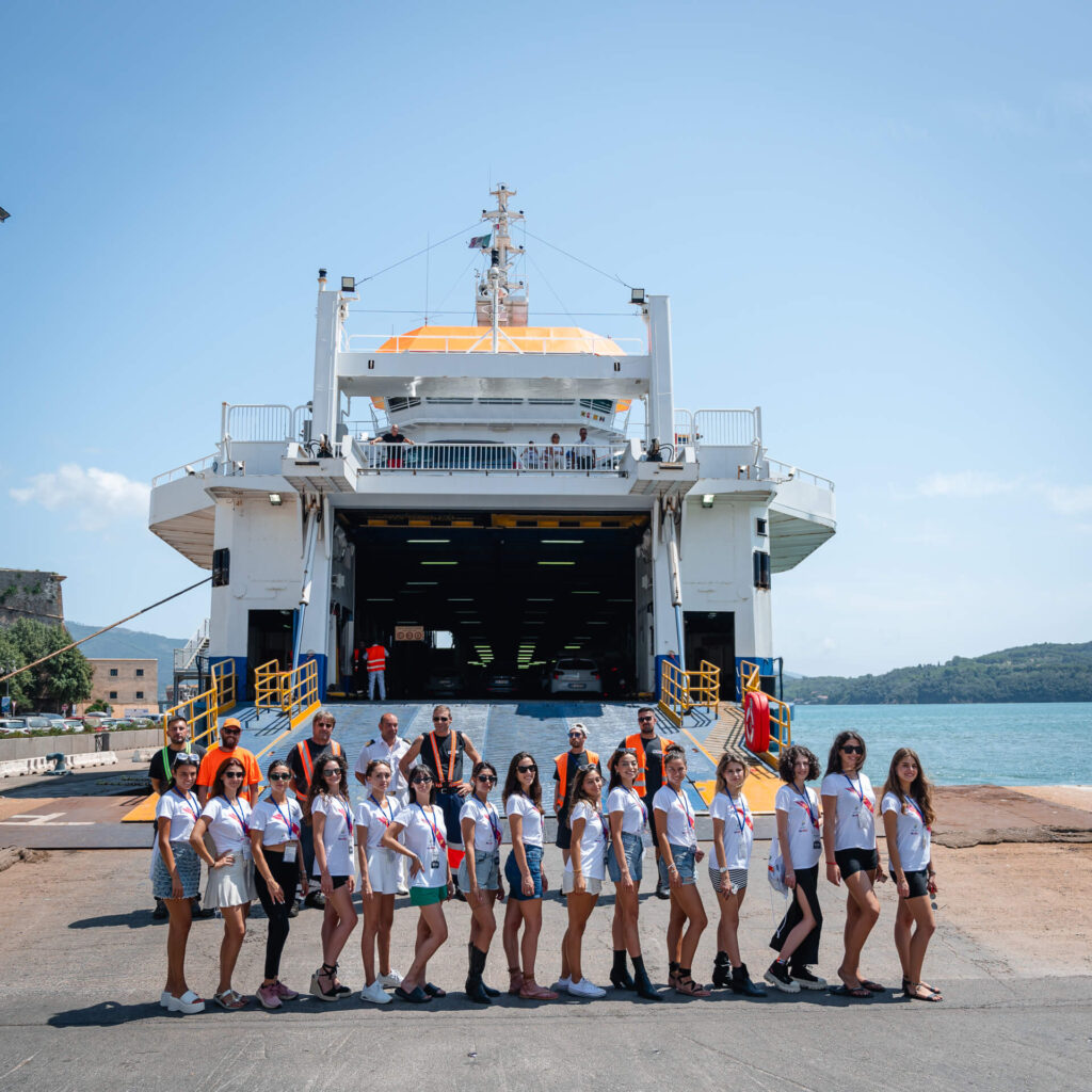 Modelle Miss Italia 2023 Elba con Blu Navy Traghetti fronte nave