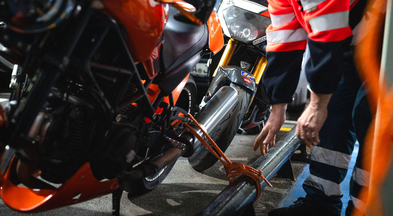 Moto fissta in sicurezza per traversata da Piombino a Elba con Blu navy traghetti