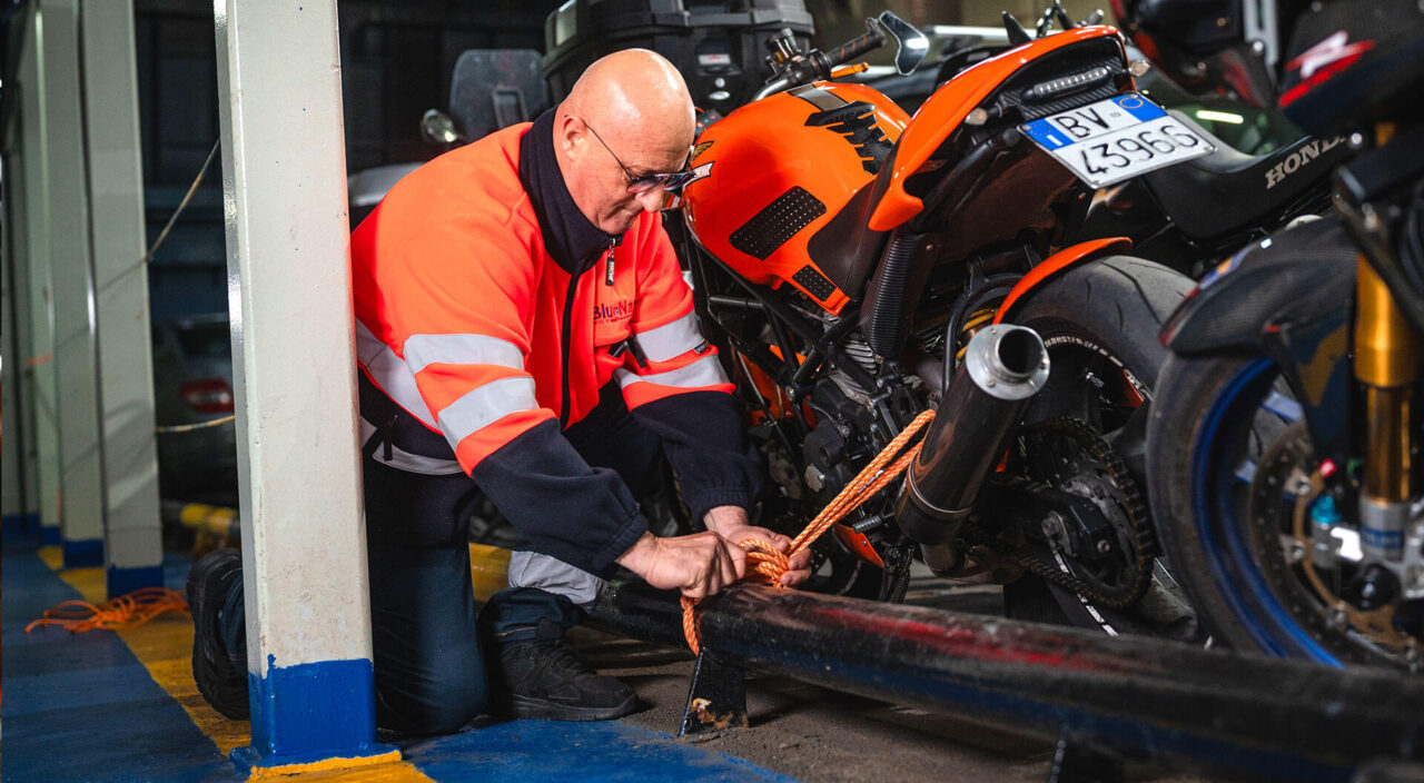 Operatore per fissaggio moto traghetto Blu Navy