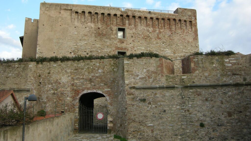 Piombino castello di piombino Elba con Blu Navy
