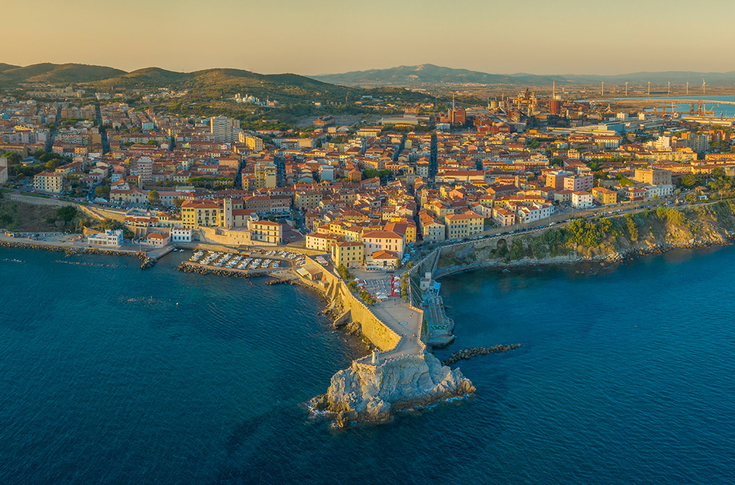 Piombino vista con drone citta
