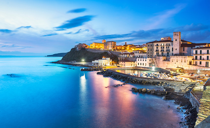 Porto di Piombino citta vista nottura