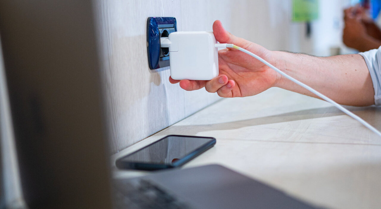 Presa di corrente a bordo del traghetto Blu Navy per poter lavorare in nave