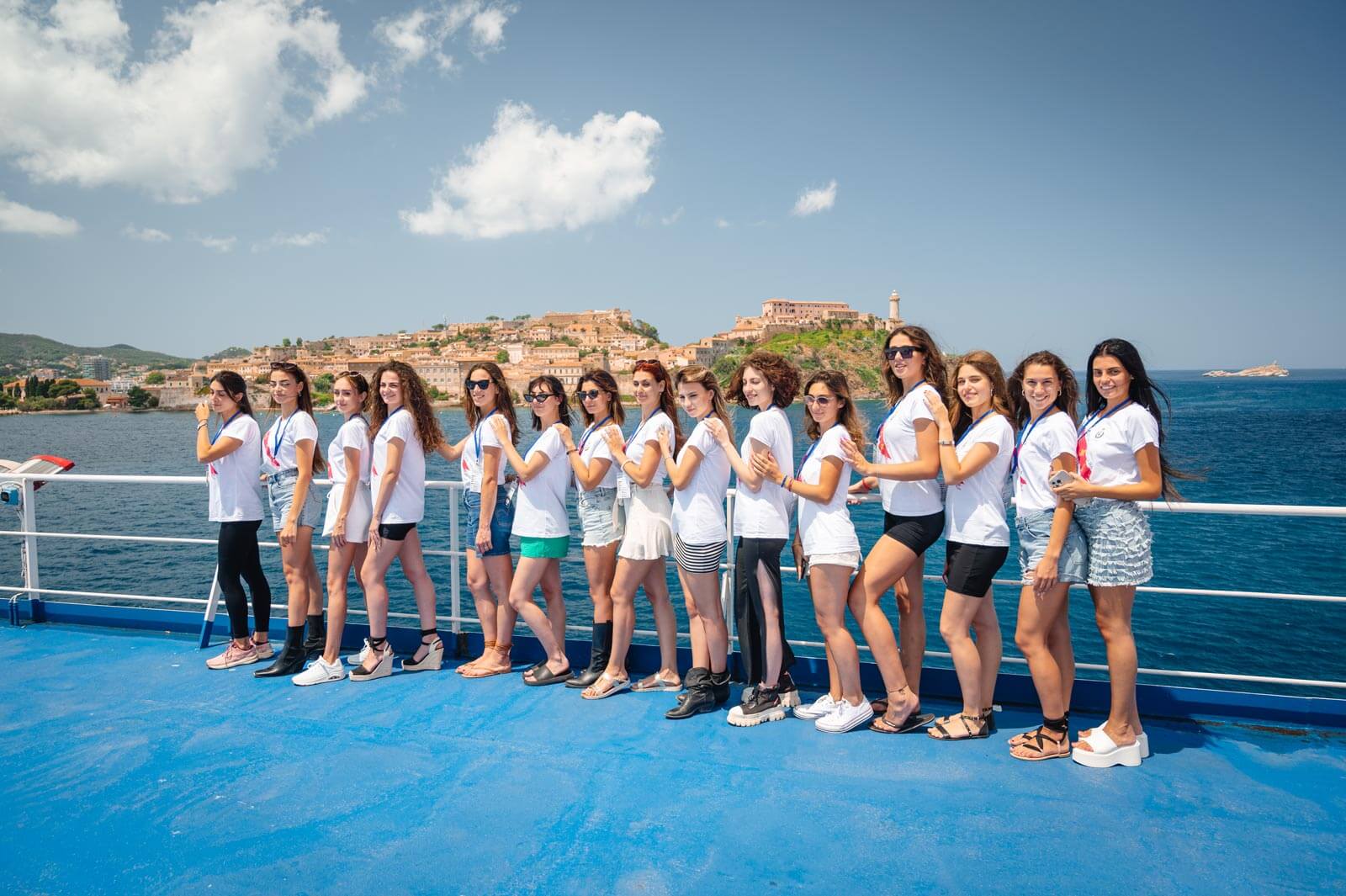 Ragazze miss Italia 2023 a bordo Blu Navy con retro Isola Elba