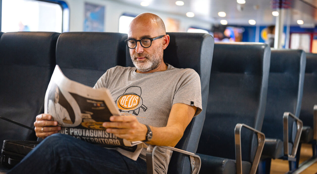 Relax lettura gironale a bordo traghetto Blu Navy per Isola Elba