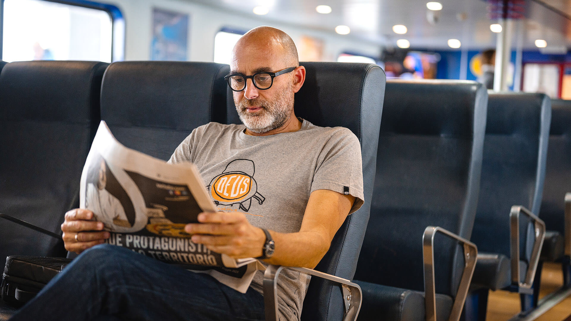 Relax lettura gironale a bordo traghetto Blu Navy per Isola Elba