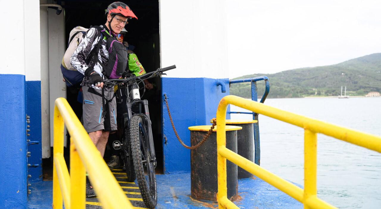 Sbarco bicicletta su traghetto Piombino per Elba