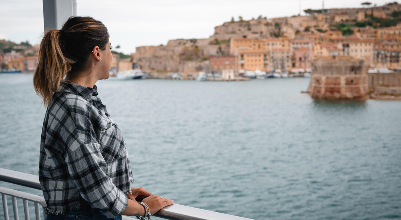 Spazi aperti traghetto Blu Navy isola Elba vista isola durante traversata da Piombino