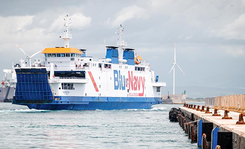Traghetto Blu Navy fermo in ormeggio a Piombino