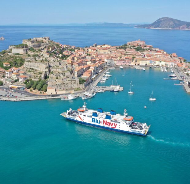 Traghetto Blu Navy in arrivo a Portoferraio