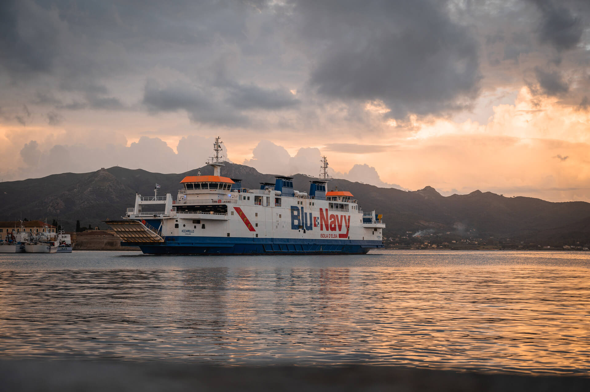 Traghetto Acciarello attracco all'isola d'Elba
