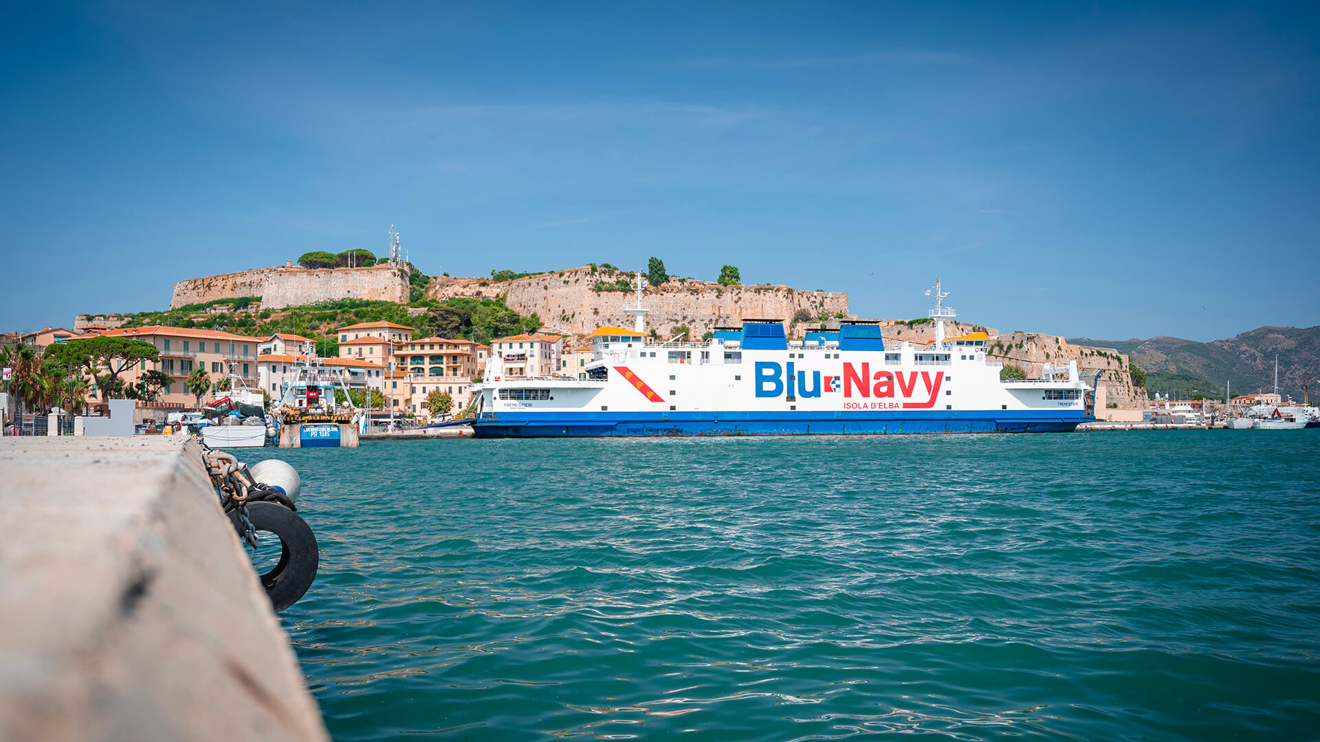 Traghetto Tremestieri ormeggiato a Portoferraio, isola d'Elba