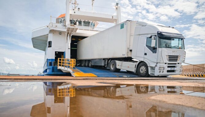 Trasporto Merci Con Blu Navy