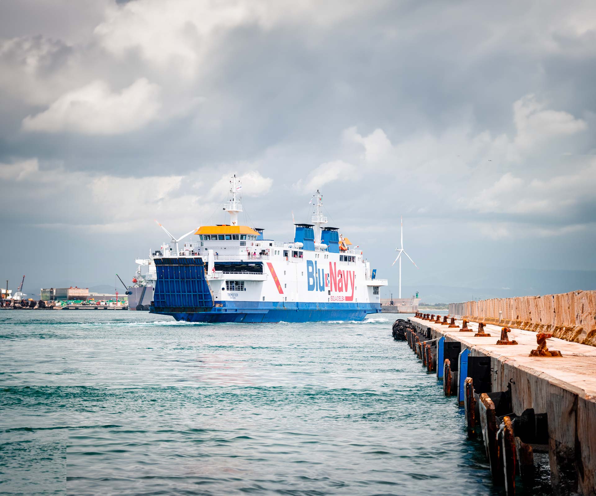 Tremestieri Nave Elbani in porto a Piombino