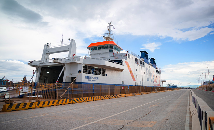 Tremestieri traghetto a Piombino per isola Elba