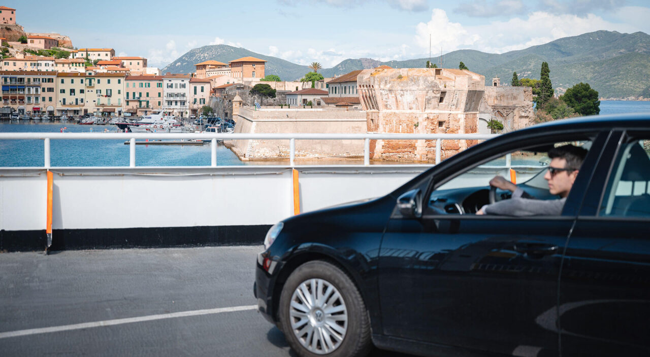 Viaggiare in auto con traghetto Blu Navy durante la traversata