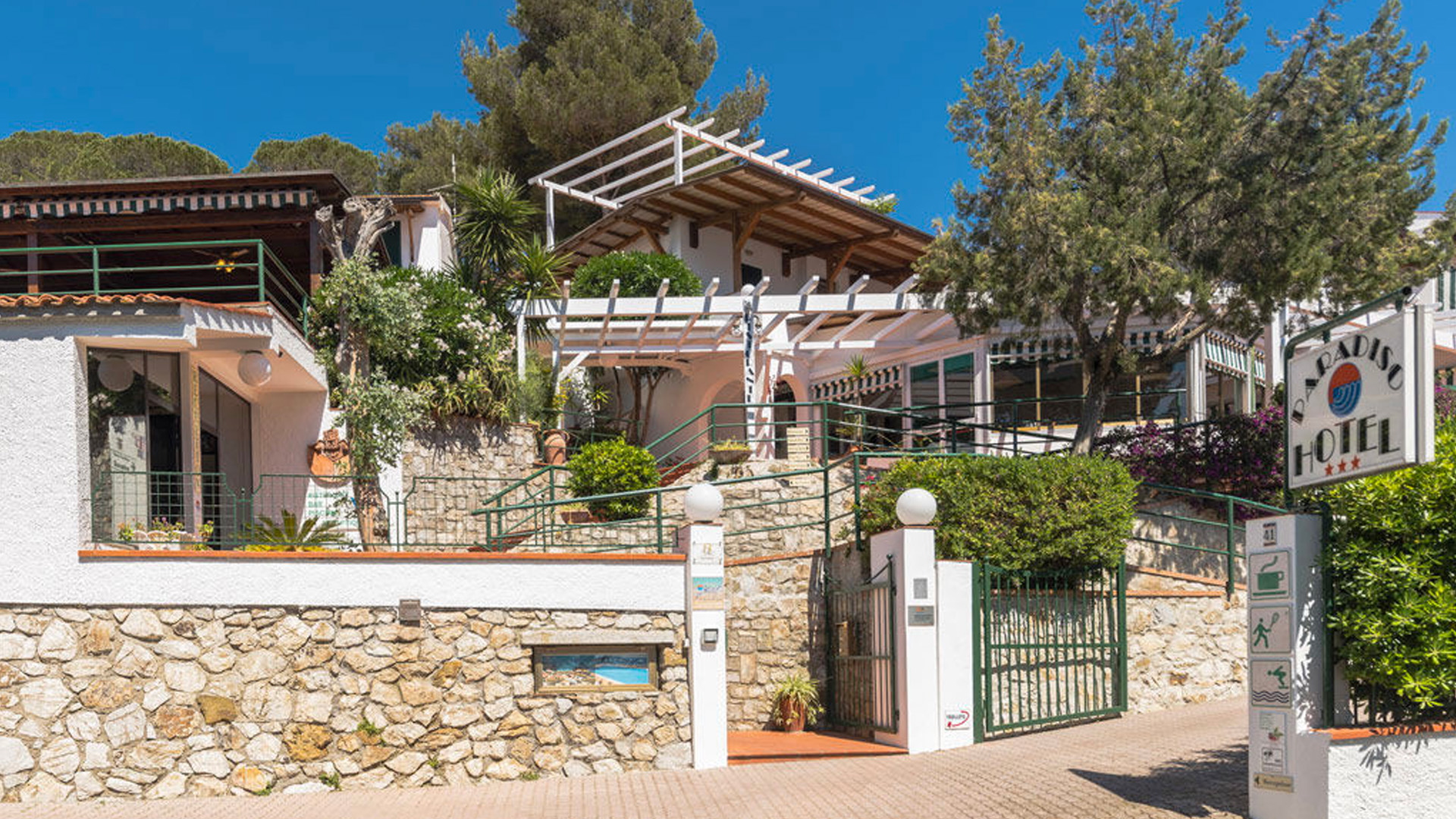 hotel paradiso con BluNavy traghetti