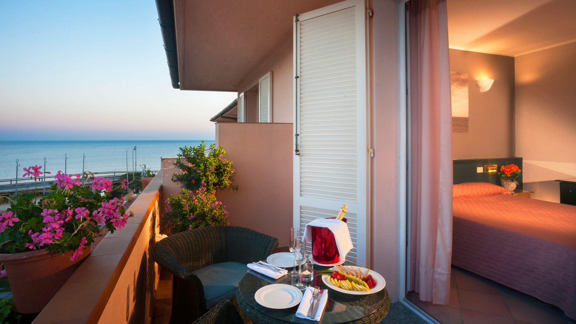 hotel riva del sole con BluNavy traghetti