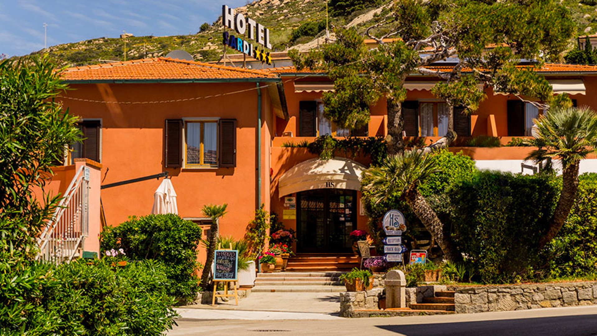 hotel sardi con BluNavy traghetti